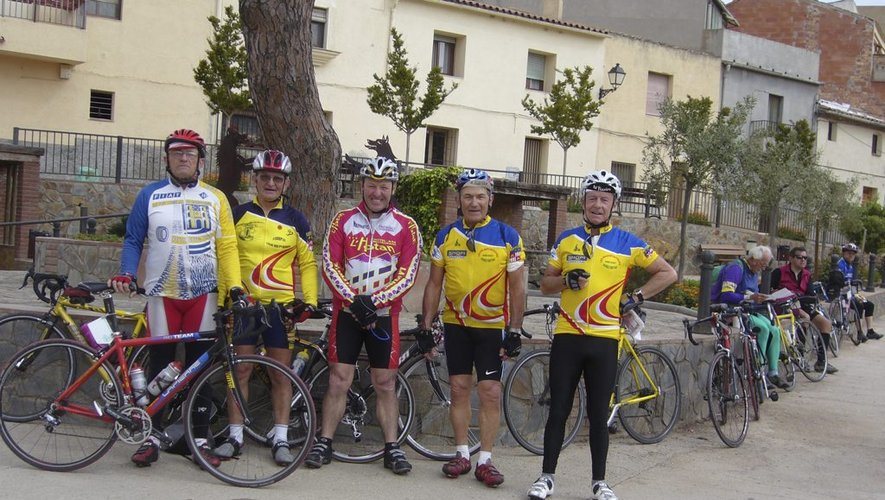 Le groupe en maillots jaune et bleu